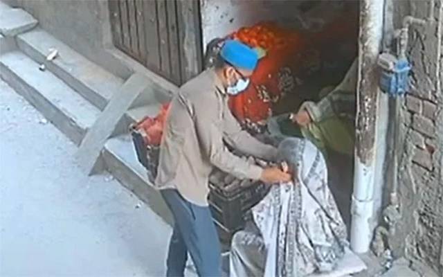 لاہور: بزرگ خاتون کے کانوں سے سونے کی بالیاں نوچ لی گئیں 