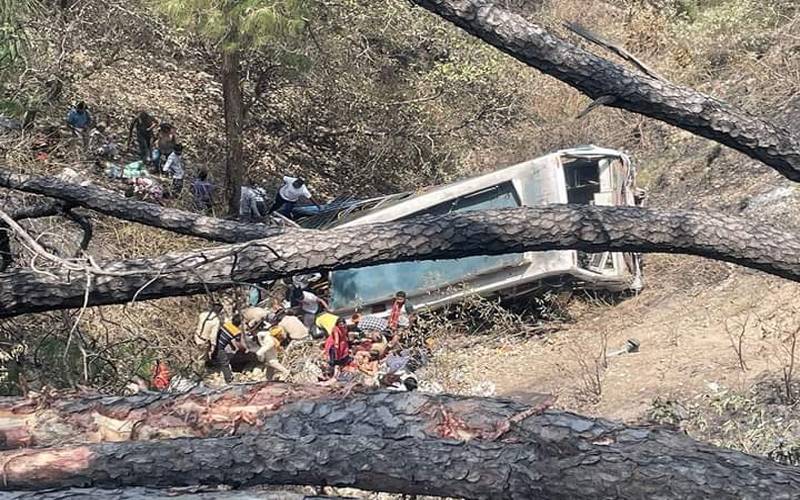 مظفرآباد: باراتیوں کی گاڑی کھائی میں جا گری، 4 افراد جاں بحق، متعدد زخمی 