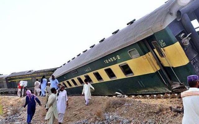 پشاور سے کراچی جانیوالی مسافر ٹرین پٹری سے اتر گئی