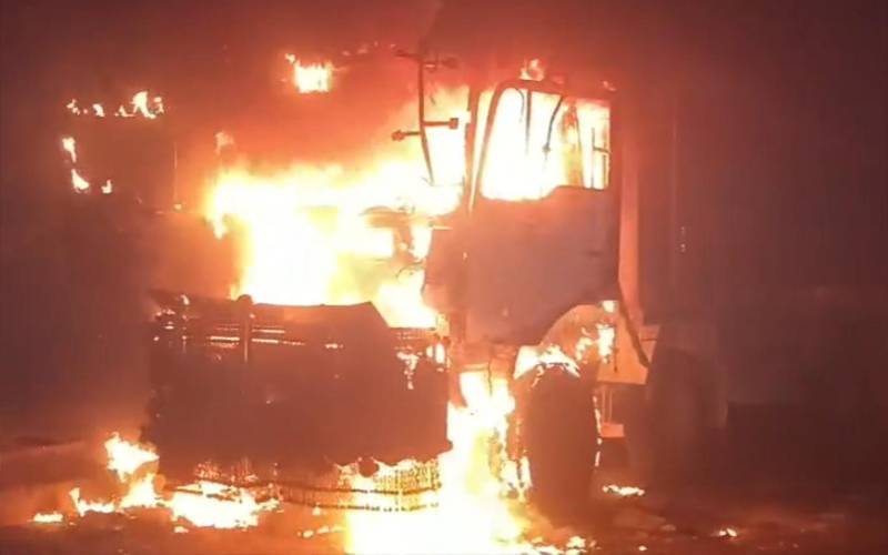 کراچی، ڈمپر نے بہن بھائی  کچل دیے، والد زخمی، مشتعل ہجوم نے 7 ڈمپر جلا دئیے