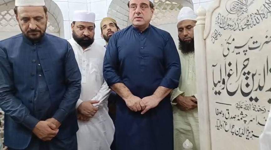 حضرت عزیزالدین المعروف پیر مکیؒ کےمزارشریف کوغسل دینےکی تقریب