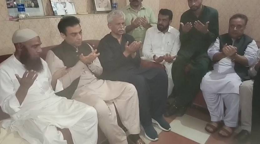 سابق وزیراعلی پنجاب حمزہ شہباز شریف دیرینہ کارکن شوکت کشمیری کے گھر آمد؛ اہلخانہ سے اظہار تعزیت