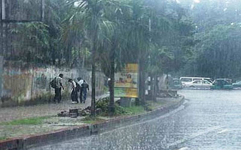  صبح سویرے مختلف علاقوں میں بوندا باندی سے موسم خوشگوار