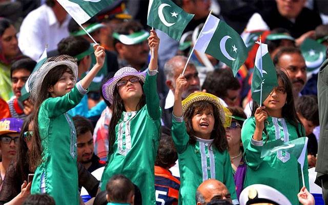 یومِ آزادی؛ سکولوں میں تقریبات، سبز و سفید لباس میں ملبوس بچوں کا جوش عروج پر 
