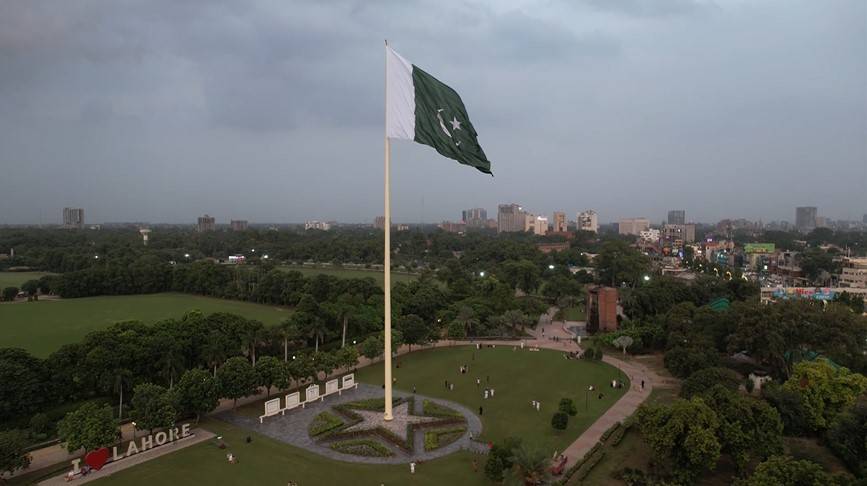 لاہور کا سب سے بڑا قومی پرچم جیلانی پارک میں لہرا دیا گیا