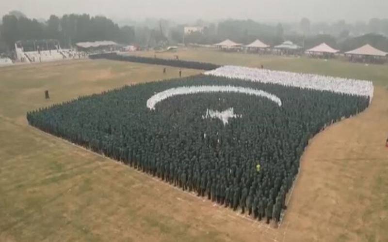 سکھر:3 ہزار سے زائد طلبہ نے سبز ہلالی پرچم کا سب سے بڑا انسانی ماڈل بنا کر تاریخ رقم کردی