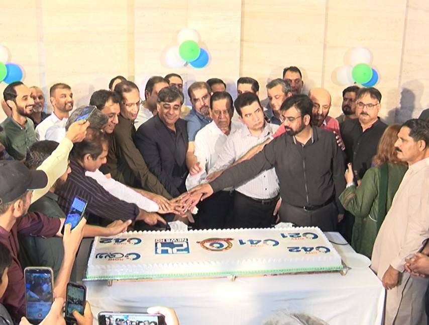 پاکستان اورسٹی 42 کی سالگرہ ایک ساتھ؛سابق نگران وفاقی وزیر گوہر اعجاز نے کیک کاٹا