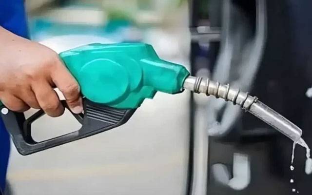چنیوٹ : موٹرسائیکل سواروں کو مفت پیٹرول کا تحفہ  