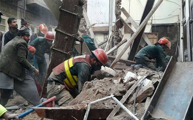 اسلام پورہ: گھر کی چھت گرنے سے ملبے تلے دبے 2 افراد زندہ نکال لیے گئے