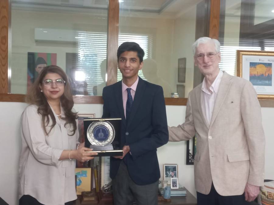پاکستان کالج آف لاء سے فارغ التحصیل طالب علم عمر رانجھا  کے لئے بڑا اعزاز 
