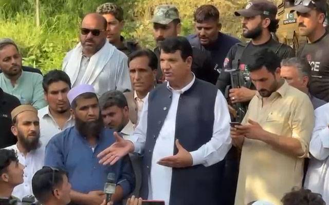 اگر حکومت نے سڑکیں بحال نہ کیں تو ذاتی خرچ پر راستے کھلواؤں گا؛ امیر مقام
