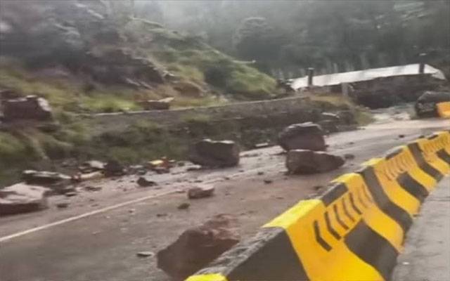  مری: ایکسپریس وے پر لینڈ سلائیڈنگ، ٹریفک کے لیے راستہ بند