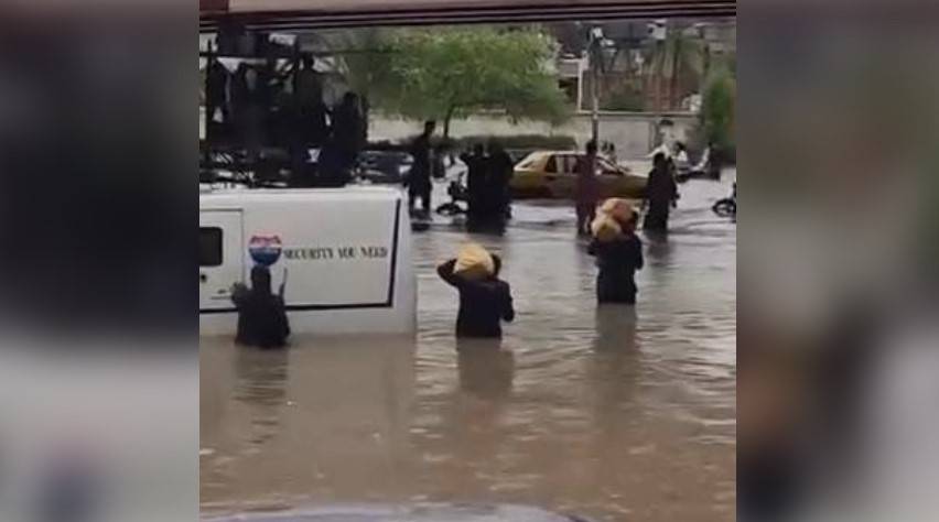 کراچی کی سڑکوں پر کندھوں پر لاکھوں روپے کے تھیلے 