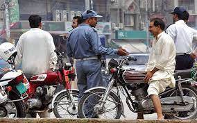  ہیلمٹ نہ پہننے والوں کے خلاف کارروائی میں تیزی، لاکھوں کے چالان