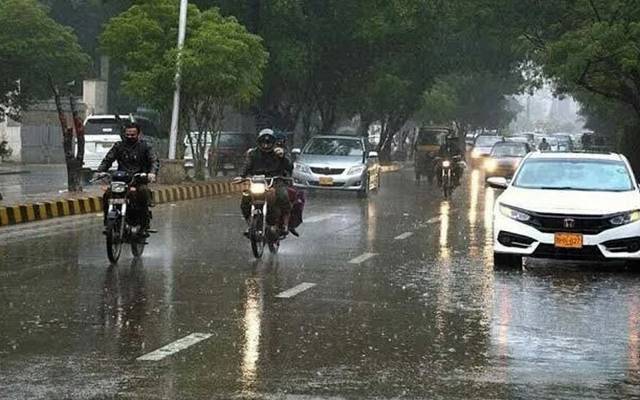 لاہور مختلف علاقوں میں بارش سے موسم خوشگوار