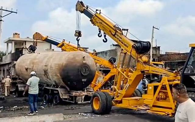  مسافر وین اور ایل پی جی ٹینکر میں تصادم سے 7 افراد ہلاک