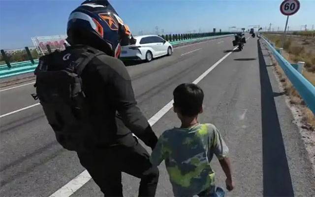 بڑے بھائی کو مارنے کی انوکھی سزا؛ والد بیٹے کو مصروف سڑک پر اکیلا چھوڑ کر چلا گیا 