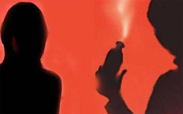 شوہر نے بیوی پر تیزاب پھینک دیا
