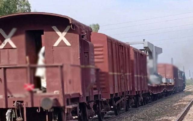 محراب پور:مال گاڑی کی 9 بوگیاں پٹڑی سے اتر گئیں 