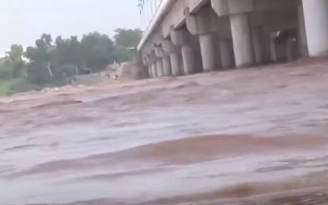 لاہور بڑے نقصان سے بچ گیا، سیلابی ریلے میں بھاری بھر کم ’برج‘ بہہ گیا