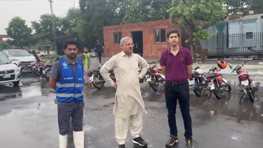 ایم ڈی واسا کا شہر میں نکاسی آب آپریشن کا معائنہ؛ تمام مرکزی شاہراہوں کو کلیئر رکھنے کی ہدایات 