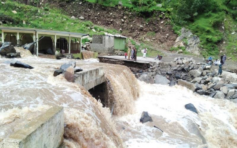  مانسہرہ میں موسلادھار بارش سے برساتی نالہ میں طغیانی، 3 گاڑیاں سیلابی ریلے میں بہہ گئیں  
