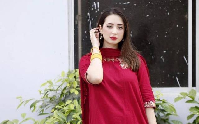 شوبز کا ماحول ایک پڑھے لکھے کیلئے اچھا نہیں ہے: کومل عزیز 