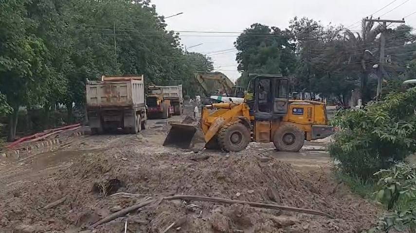 خیابان فردوسی پر سیوریج ڈالے جانیوالے حصے پر سڑک کی از سر نو تعمیر شروع