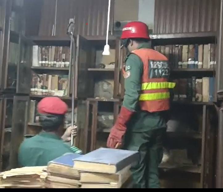 لاہور ہائیکورٹ بار کی لائبریری میں اچانک سانپ کی اطلاع, خوف و ہراس پھیل گیا