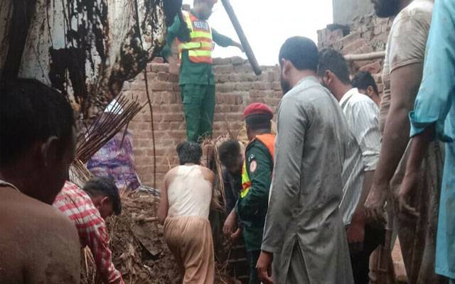 لاہور: گھر کی چھت گرنے سے ملبے تلے دب کر 3 افراد زخمی