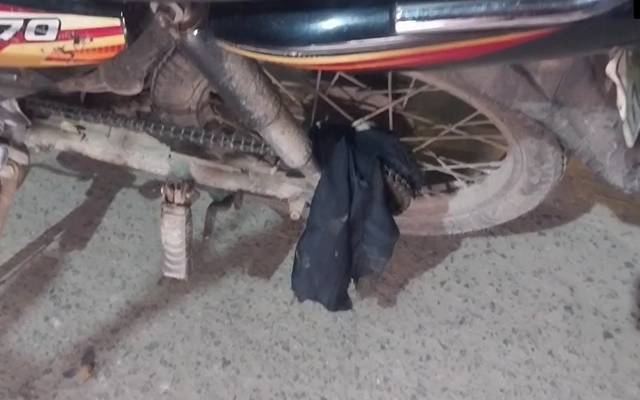 لاہور: موٹرسائیکل کے چین میں برقعہ پھنسنے سے خاتون جاں بحق