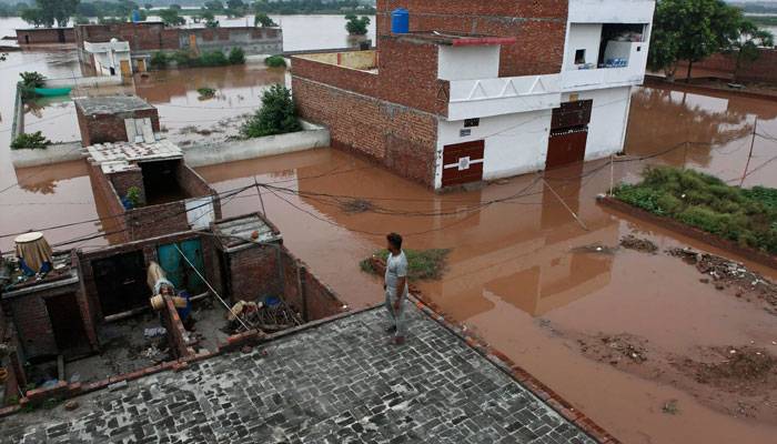 دریائے ستلج بپھرگیا، زمیندارہ بند ٹوٹنے سے پانی آبادیوں میں داخل، کئی مکانات ڈھ گئے