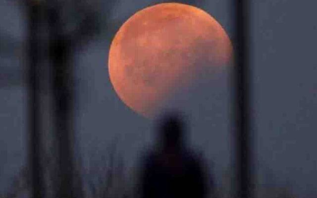 پاکستان کے آسمان پر دلکش چاند گرہن کا نظارہ کب، سپارکو نے اعلان کردیا 