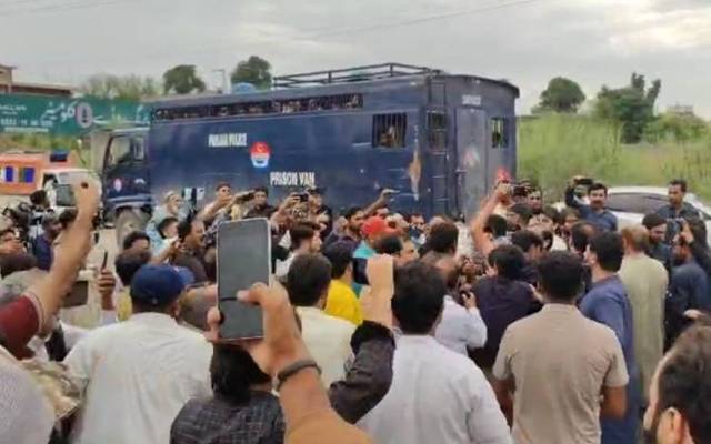 علیمہ خان سے سوال کرنا جرم ؛اڈیالہ جیل کے باہر پی ٹی آئی کارکنوں کا صحافیوں پر حملہ؛میڈیا ٹاک کا بائیکاٹ