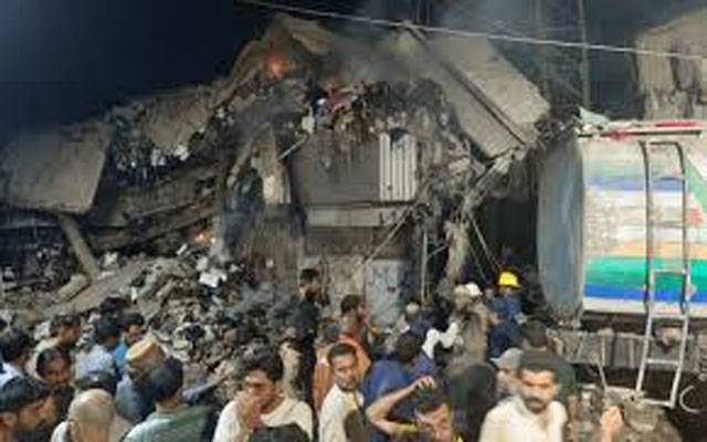 نیو کراچی میں گارمنٹ فیکٹری آتشزدگی کے باعث زمین بوس ہوگئی