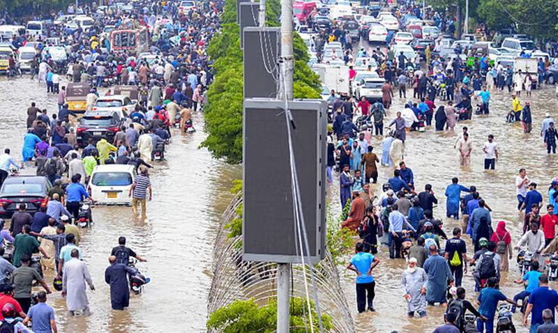 کراچی میں اربن فلڈنگ سے نظام زندگی مفلوج، سکول بند، مزید بارشوں کی پیشگوئی