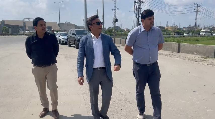 ڈی جی ایل ڈی اے کاشہرکےمختلف علاقوں کا دورہ؛غیرضروری روڈڈیوائیڈر،سروس لائن ختم کرنیکی ہدایت