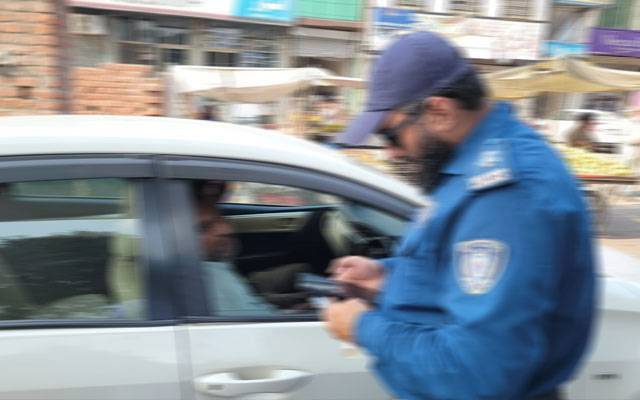 بغیر لائسنس گاڑی چلانے والوں کیخلاف مہم، چالیس روز میں 2 لاکھ سے زائد چالان 