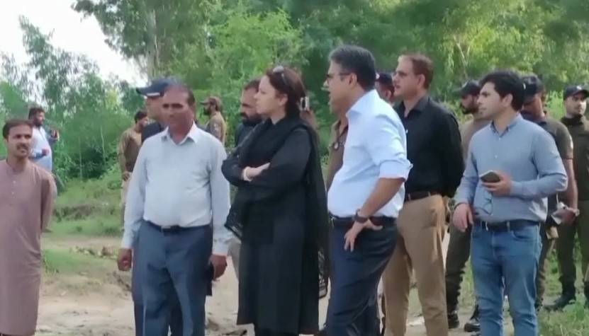 کمشنر اور ڈپٹی کمشنر لاہور کا تھیم پارک سوسائٹی کا دورہ؛ سیلابی پانی کے نکاس کے کام کا جائزہ لیا