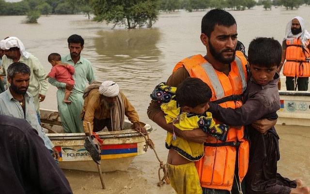 سیلاب متاثرہ بزرگ خاتون کا گھر چھوڑنے سے انکار، ریسکیو اہل کار منتیں کرتے رہے