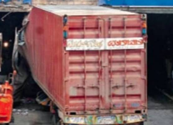 لاہور :کینال انڈرپاس میں کنٹینر پھنسنے سے شدید ٹریفک جام