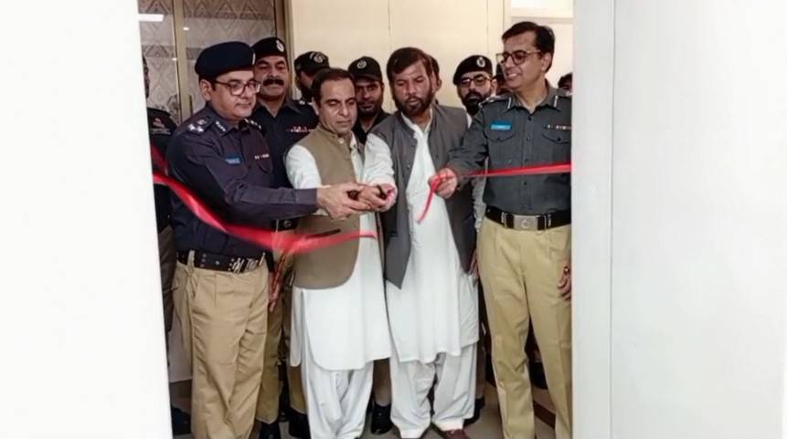 ہر ہاتھ میں کتاب؛ کیمپ جیل میں لائبریری قائم 