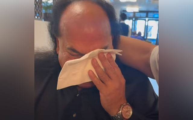 چاہت فتح علی خان انڈوں کے حملے پر آبدیدہ، ویڈیو وائرل