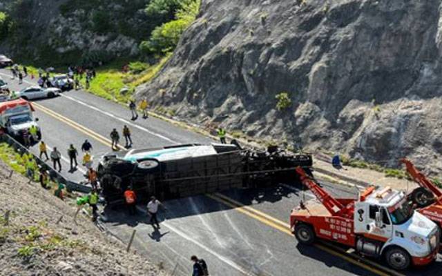 میکسیکو میں خوفناک حادثہ، 3 گاڑیوں ٹکرانے سے 15 افراد ہلاک  