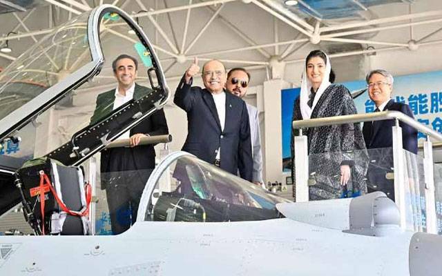 صدر آصف علی زرداری کا جے 10 سی طیارے بنانیوالے ایئرکرافٹ کمپلیکس کا تاریخی دورہ