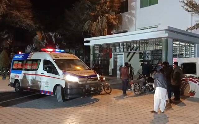 خیرپور ؛ تیز رفتاری کے باعث گاڑی کھائی میں جاگری، 4 افراد جاں بحق 
