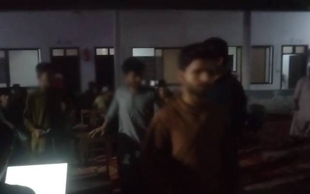 غیر ملکی افغانی مہاجرین کا انخلا؛ کراچی سے جیکب آباد ہولڈنگ کیمپ منتقل 