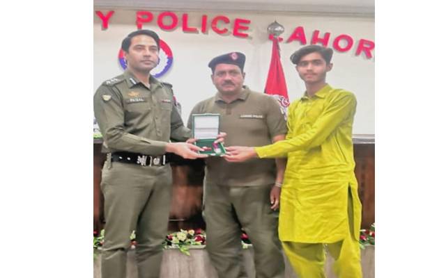 بہترین کارکردگی پر کانسٹیبل منظور احمد کو غازی میڈل سے نوازا گیا