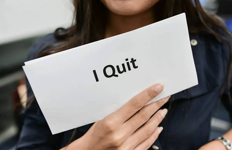  استعفوں کا ڈھیر لگا دیا