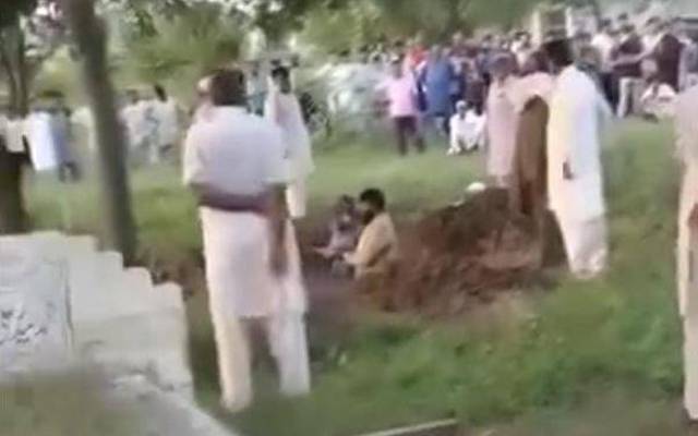 17 لاکھ کے جانور چوری ؛ مدعی کا قبر میں اتر کر شہری پر الزام 